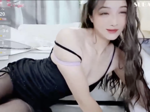 Cô em chân dài Lucky-uu nhún nhảy với sex toy mãn nhãn