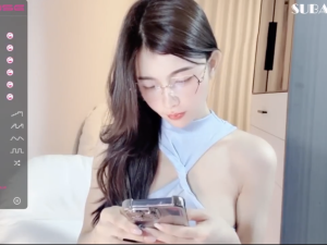 Nữ streamer xinh cute show dáng cực chất